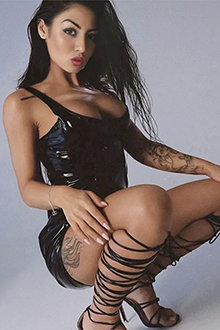 Calla Escortservice Berlin olgun ince kadın şık bir kaçamak sırasında karıncalanma Fransız öpücüğünün tadını çıkarıyor