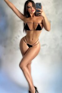Floria Escort fahişe Floria'nın harika bir figürü var ve Berlin'de çiftlerle seks yapıyor