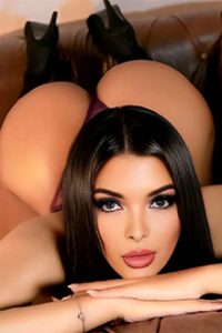 Berlin'deki Escort Avena'yı büyük kalçalarına boşalmak için evinize sipariş edin